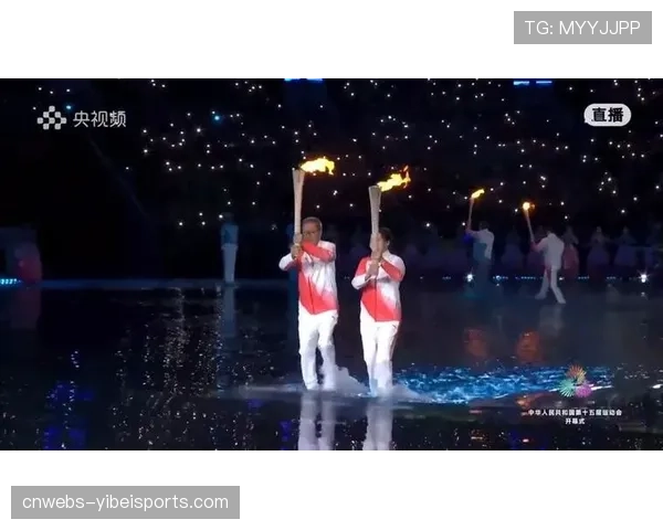 火炬手容志行:体育精神代代相传 火炬手容志行:体育精神代代相传