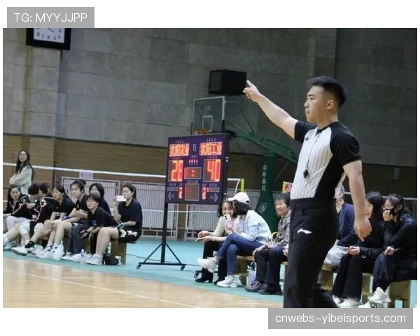 CBA裁判意外受伤被搀扶离场，季军战仅剩两名裁判工作