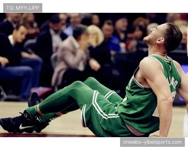 皇马中卫阿森西奥带伤坚持被担架抬离，右胫骨应力性骨折恶化